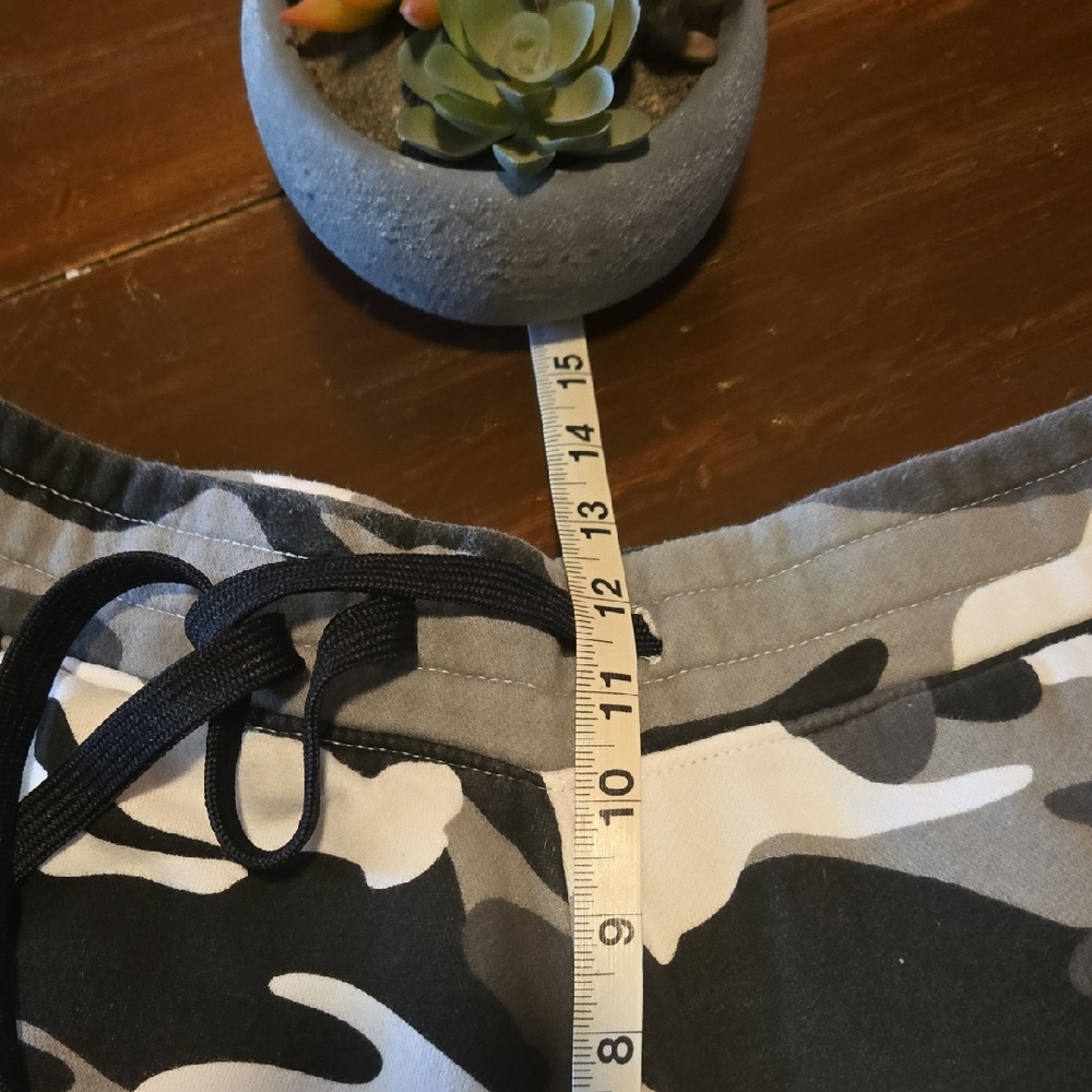 Hollister Women's Black and Gray Camo Joggers #817 - Picture 13 of 14